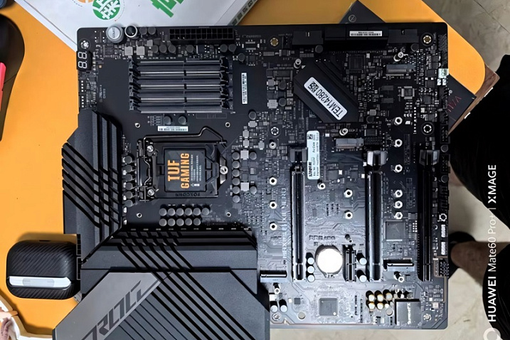 Инженерный образец ASUS ROG Maximus XIII Hero получил четыре слота памяти SO-DIMM