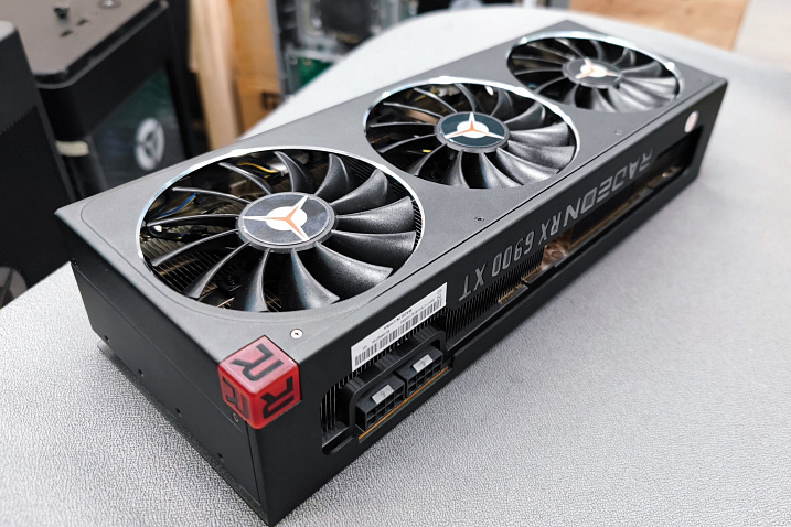 Рассматриваем вблизи видеокарту Lenovo Radeon RX 6900 XT Legion