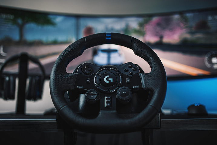 Logitech представила игровой руль с педалями Logitech G923