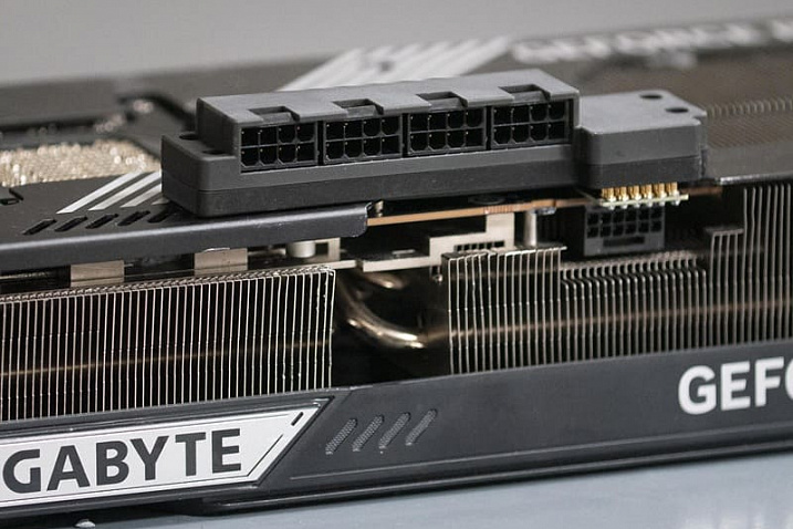 Энтузиаст оснастил GeForce RTX 5090 четырьмя 8-контактными разъёмами питания