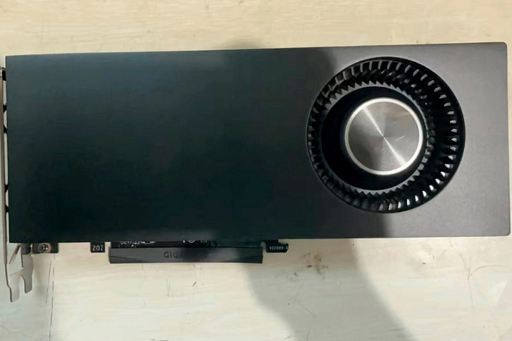 Замечена еще одна видеокарта GeForce RTX 4090 с турбинным охлаждением