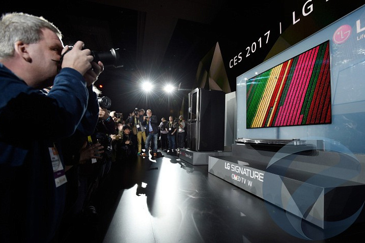 CES 2017: LG продемонстрировала сверхтонкие телевизоры OLED