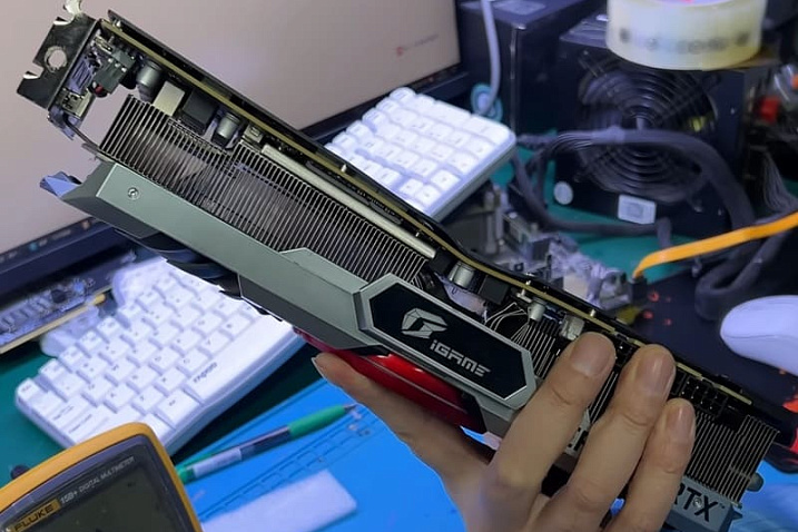 Видеокарту GeForce RTX 3080 Ti разбили молотком, но мастер смог всё исправить
