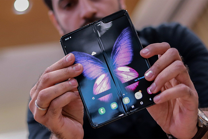 Samsung затизерила Galaxy Fold 2