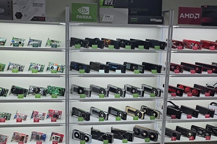 Любитель железа показал коллекцию видеокарт из флагманов AMD и NVIDIA