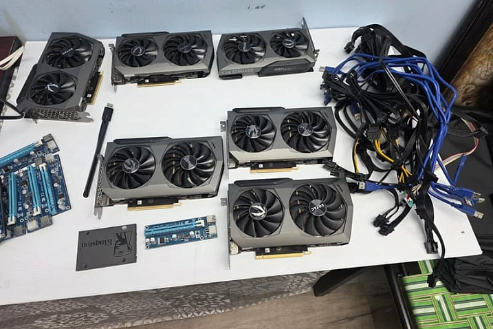 Две криптофермы с 12 видеокартами GeForce RTX 3070 случайно нашлись в подвале
