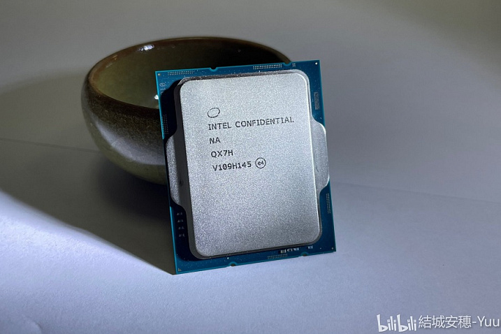 Рассматриваем качественные фотографии инженерного образца Intel Core i9-12900K
