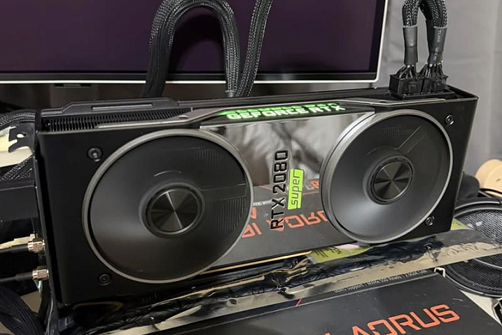 Дизайн инженерного образца GeForce RTX 2080 Ti SUPER выделяется на фоне серийных моделей