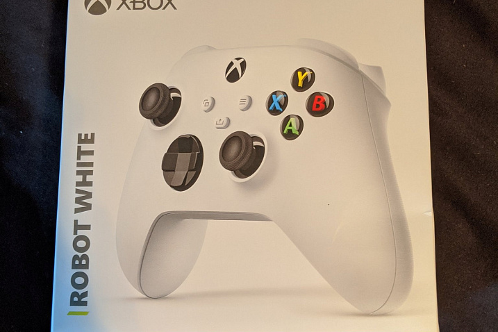 Геймпад IROBOT WHITE для Xbox Series X подтверждает существование консоли Xbox Series S