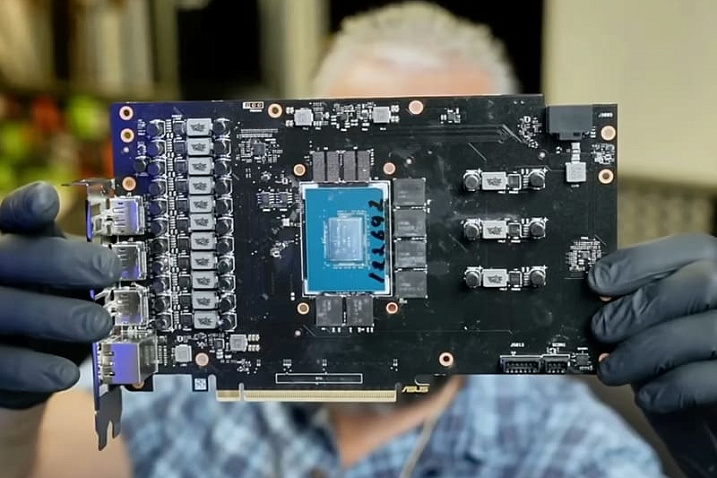 Неправильно нанесённый жидкий металл попал на все компоненты видеокарты RTX 5070 Ti