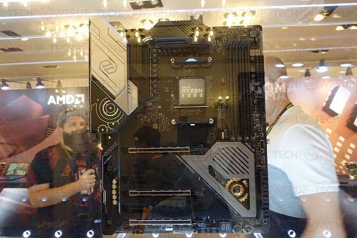 AMD показала несколько материнских плат на чипсете X570, предназначенных для процессоров Ryzen 3000 на Zen 2