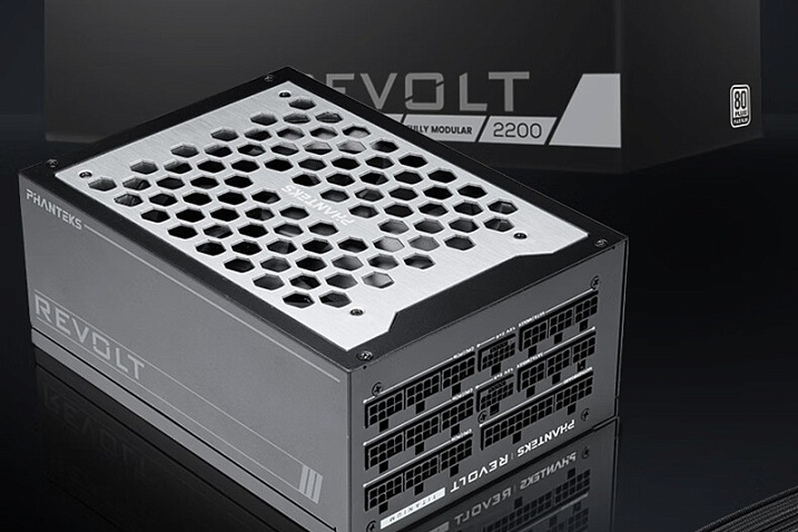 Блок питания Phanteks Revolt на 2200 Вт весит почти 6 килограммов