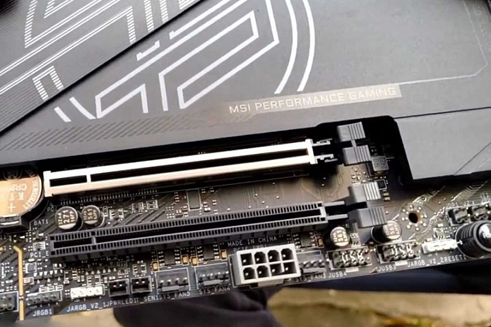 Производители оснащают платы на чипсетах X870 и Z890 дополнительным питанием портов PCI Express 5.0
