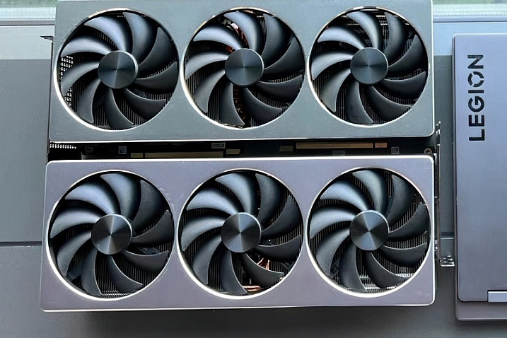 Менеджер Lenovo опубликовал фотографию с двумя GeForce RTX 4090