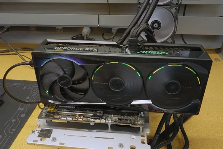 GIGABYTE RTX 5090 работает с прошивкой ASUS ROG Astral XOC, повышающей TDP до 1600 Вт