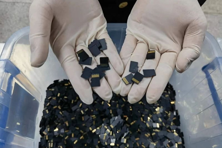 Контрабандист попытался провести 6000 карт памяти MicroSD в велосипеде