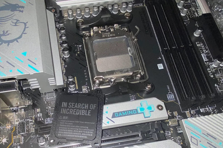 Сервисный центр MSI вернул покупателю плату с заглушкой ASUS и повреждённым сокетом
