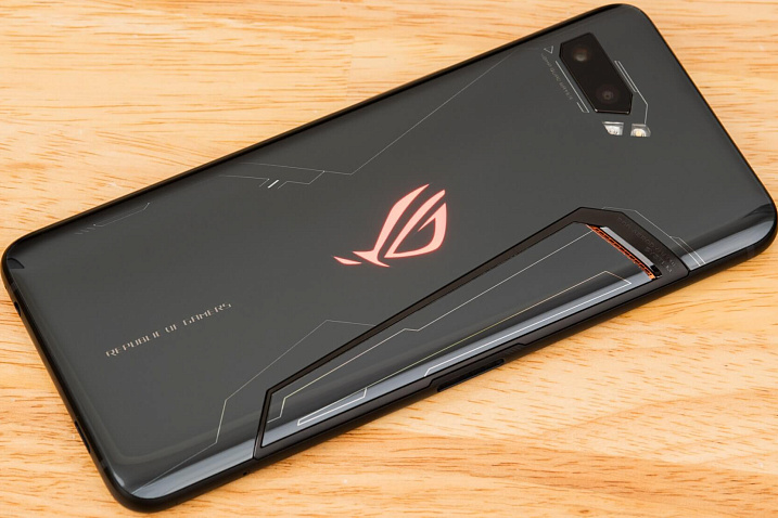 Asus ROG Phone 2: экран OLED 120 Гц, процессор Snapdragon 855 Plus, 12 ГБ ОЗУ и многое другое