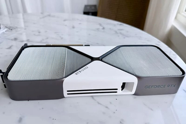 Кастомная белая видеокарта GeForce RTX 5080 FE отлично вписывается в белую систему