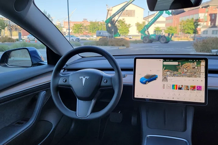 Tesla-автомобиль на автопилоте врезался в машину экстренной службы