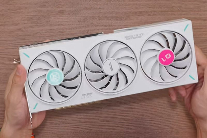 ASUS полноценно показала видеокарту GeForce RTX 5060 Ti Hatsune Miku