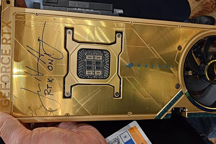 ASUS продаст на аукционе ROG Astral RTX 5090 Dhahab Edition, подписанную Хуангом
