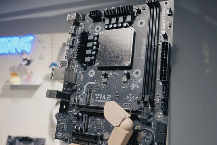 ERYING начала продажи материнской платы с мобильными процессорами Intel Core Ultra 200H