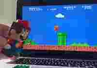 Энтузиаст сыграл в Mario используя для управления LEGO-двойника героя