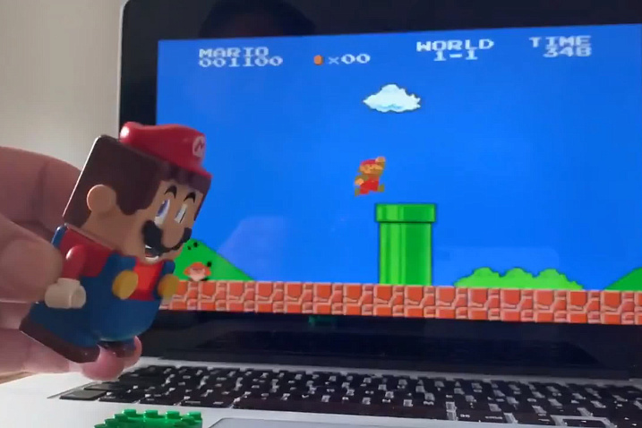 Энтузиаст сыграл в Mario используя для управления LEGO-двойника героя