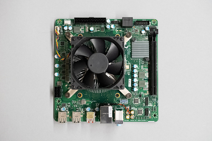 Небольшой фотосет комплекта материнской платы и процессора AMD 4700S