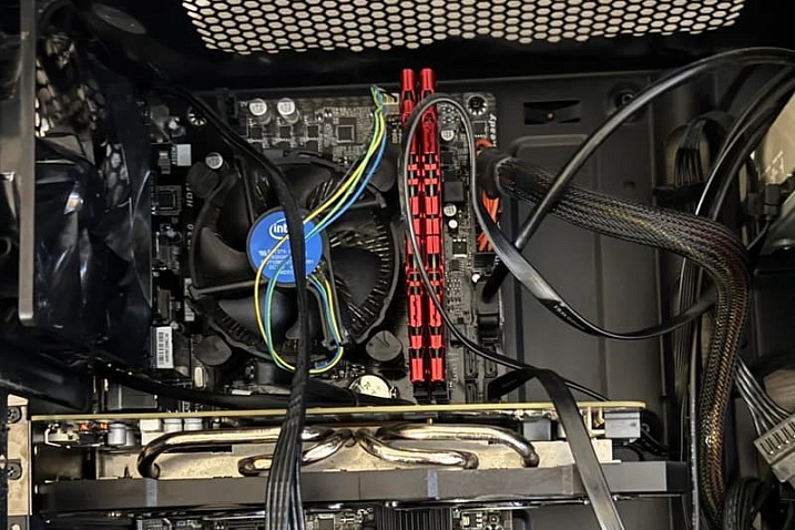 Пользователь нашёл в мусорке полностью рабочий ПК с Core i5-6600 и Radeon R9 380