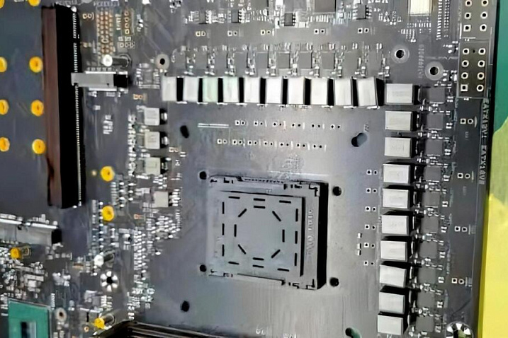 VideoCardz: первая фотография материнской платы с процессорным разъемом Intel LGA1700