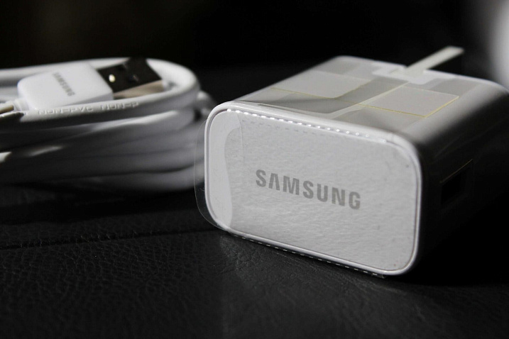 Samsung шутит над решением Apple убрать зарядки из комплекта поставок
