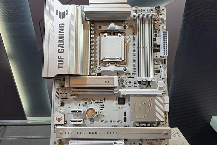 ASUS вернулась к физической кнопке, отказавшись от скрытого механизма извлечения видеокарт