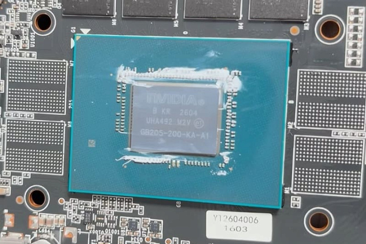 За питание обновлённой GeForce RTX 5060 от Yeston отвечает 12V-2x6
