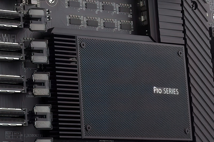 Материнская плата для рабочих станций с поддержкой Intel Sapphire Rapids замечена в продаже