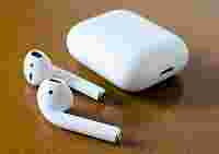 Мужчина случайно проглотил AirPod, но наушник продолжил работать даже в желудке