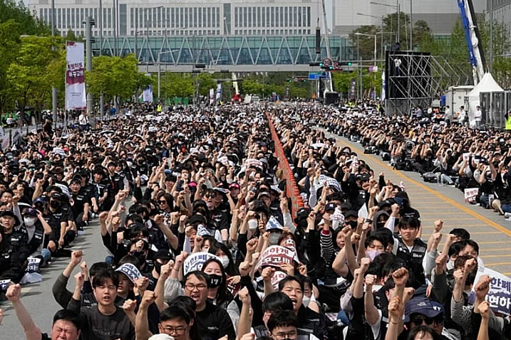Более 30 тысяч работяг Samsung вышли на митинг из-за проблем с зарплатой