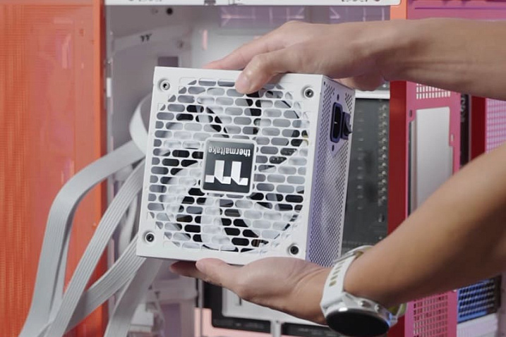 Модульный дизайн блоков питания Thermaltake Dockpower FI упрощает подключение кабелей
