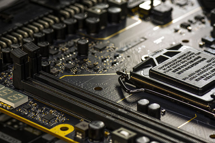 Intel прекращает производство основных наборов системной логики 300 серии