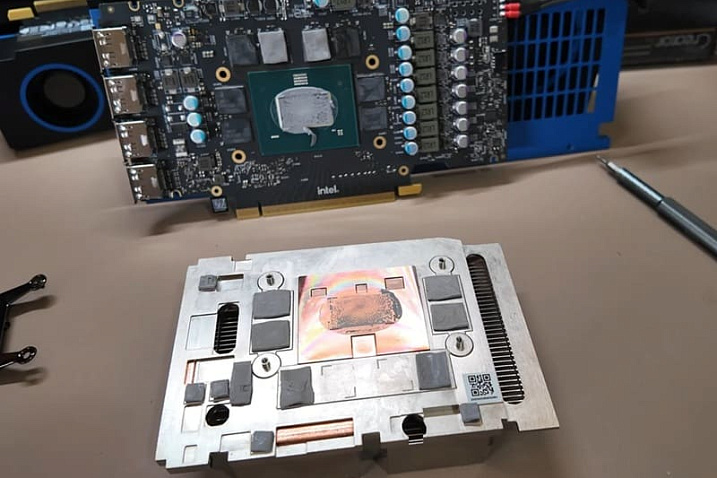 Новый разбор Intel Arc Pro B70 демонстрирует графический процессор BMG-G31