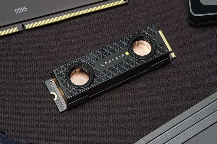 Накопитель CORSAIR MP700 PRO будет доступен как с вентилятором, так и с водоблоком