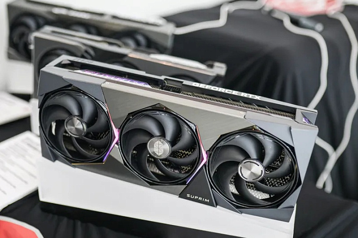 Люди ночуют в палатках перед магазином в преддверии старта продаж GeForce RTX 5090