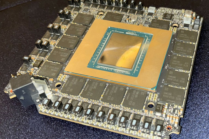 Более детально рассматриваем основную плату видеокарты GeForce RTX 5090