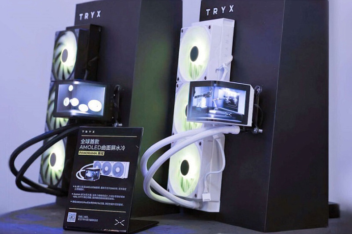 Готовая СЖО Tryx Panorama Exhibition Area получила изогнутый AMOLED-дисплей