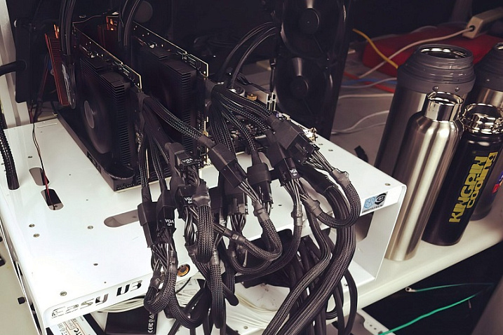 EVGA показала две GeForce RTX 3090 Ti с 4-мя 12VHPWR и 12-ю 8-контактными кабелями