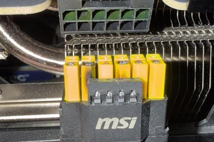 И вновь жёлтый 12V-2x6 горит в паре с видеокартой MSI GeForce RTX 5090 Gaming Trio