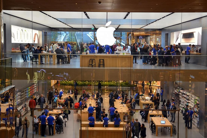Сотрудник магазина Apple уволен за отправку интимной фотографии клиента на свой телефон