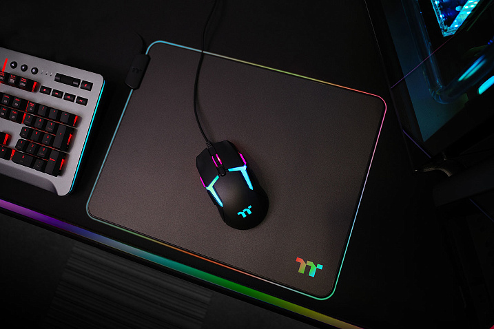 Thermaltake представила игровые коврики Level 20 RGB