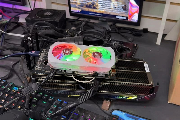 GeForce RTX 5070 Ti с огромным отверстием в плате получает питание от Radeon RX 580